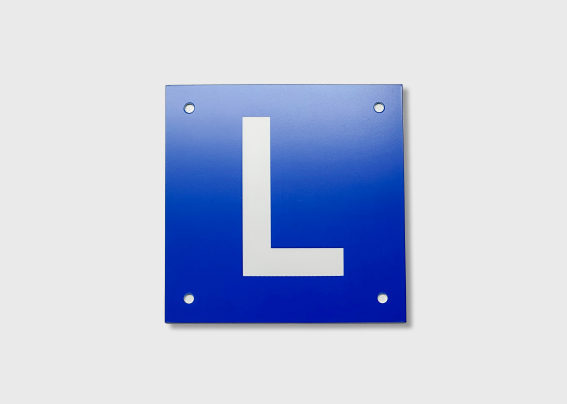 Kunststoffschild „L" für Motorrad